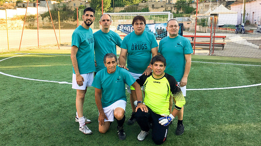 Drugsvrije Wereld-team Cagliari wint voetbaltoernooi dat drugsvrij leven promoot.