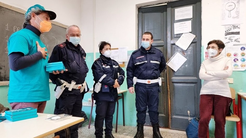 Voluntarios de Un Mundo Libre de Drogas y oficiales de policía trabajan mano a mano para educar a los jóvenes sobre los efectos dañinos de las drogas.