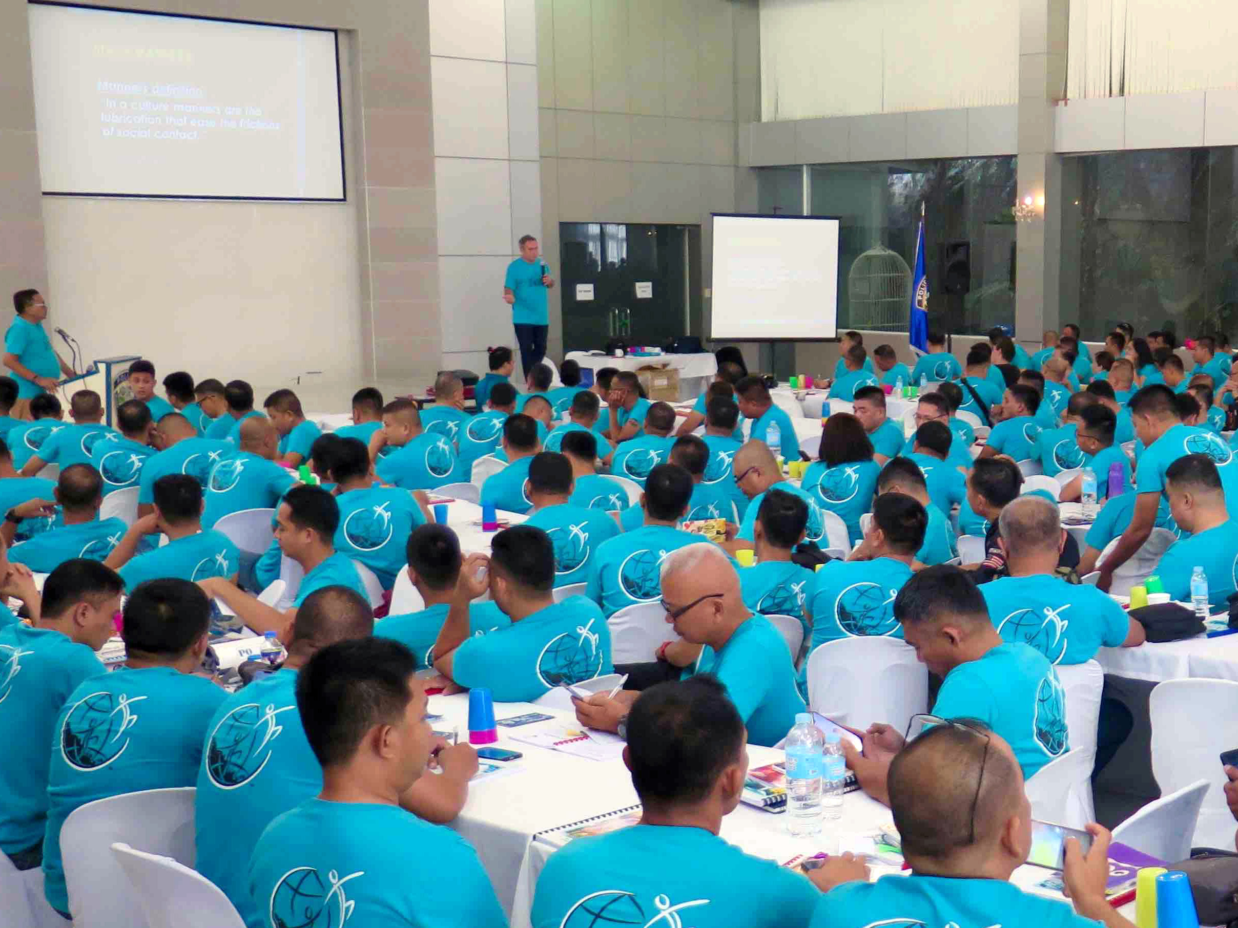 Die Foundation for a Drug-Free World bildet Beamte der Drogenfahndung auf den Philippinen im Programm der Fakten über Drogen aus.